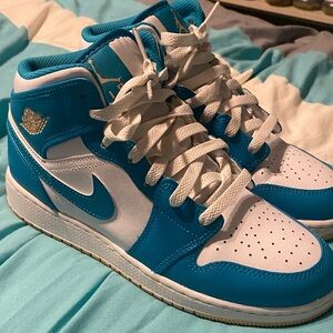 Rare nike Jordan  Teal and White Retro Jordan one mid size 5.5Y/7W